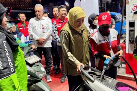 Gubernur Jawa Timur bersama manajemen Pertamina Patra Niaga meninjau langsung pelayanan pengisian BBM di SPBU Ciliwung, Kota Malang.
