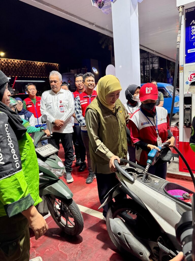 Gubernur Jawa Timur bersama manajemen Pertamina Patra Niaga meninjau langsung pelayanan pengisian BBM di SPBU Ciliwung, Kota Malang.