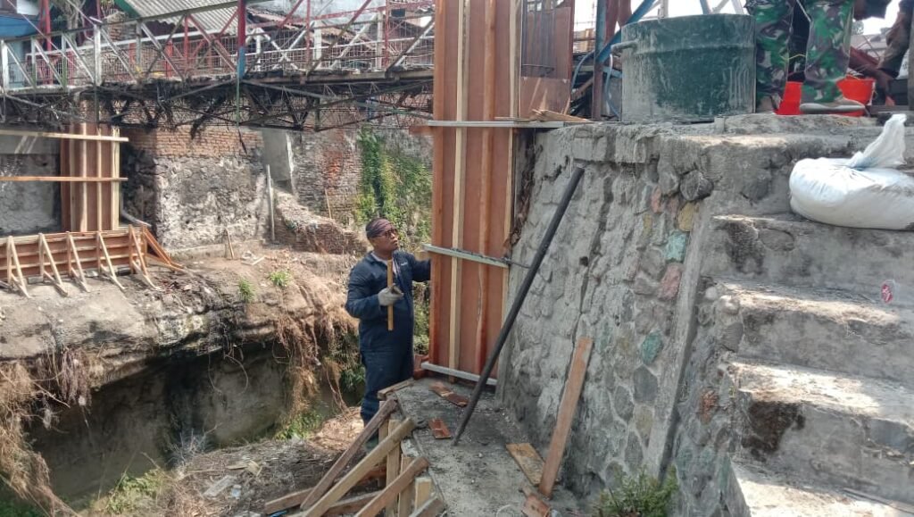 Pemasangan bekisting untuk tiang pondasi jembatan.