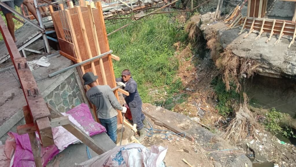 Proses perakitan struktur tiang pondasi Jembatan Garuda.
