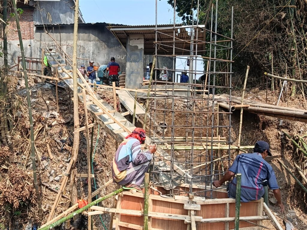 Proses pengerjaan struktur rangka beton dan tiang penyangga Jembatan Perintis Garuda terus dikebut demi kelancaran akses mobilitas warga.