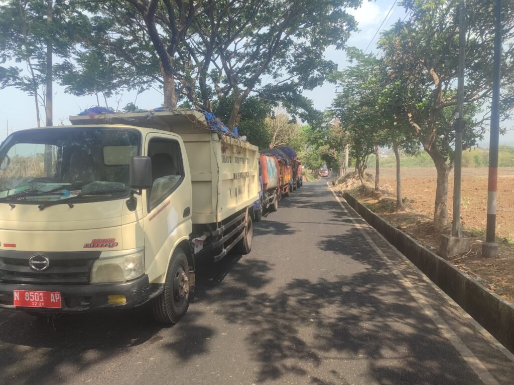 Sejumlah truk antre akan melakukan pembuangan sampah menuju TPA Supit Urang