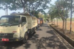 Sejumlah truk antre akan melakukan pembuangan sampah menuju TPA Supit Urang