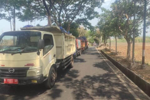 Sejumlah truk antre akan melakukan pembuangan sampah menuju TPA Supit Urang