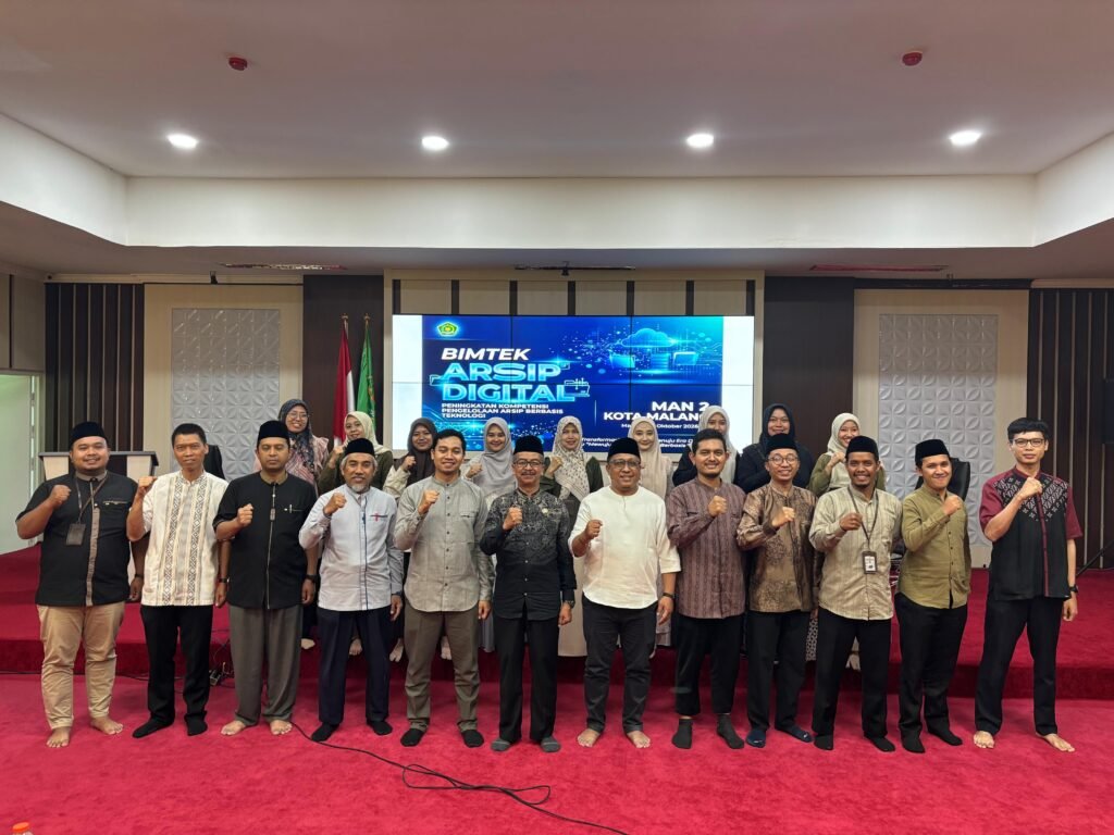 Kepala madrasah, narasumber, dan seluruh GTK MAN 2 Kota Malang berfoto bersama usai kegiatan pendampingan arsip digital.