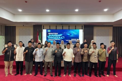 Kepala madrasah, narasumber, dan seluruh GTK MAN 2 Kota Malang berfoto bersama usai kegiatan pendampingan arsip digital.