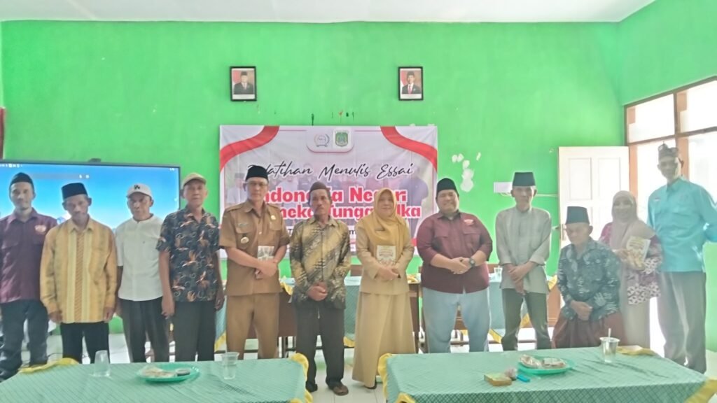 Jajaran pengurus FPK, kepala desa, kepala sekolah, guru, dan tamu undangan berfoto bersama dalam kegiatan Turba Literasi.