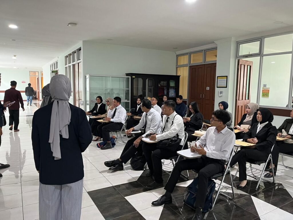 Para alumni dan peserta tampak antusias mengikuti rangkaian proses rekrutmen kerja.