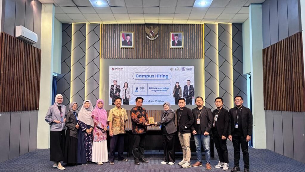 Sesi foto bersama jajaran pimpinan UIN Maliki Malang, tim BRI Area Region 13 Malang, serta mitra perusahaan.