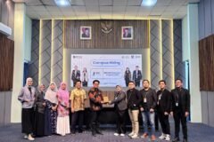 Sesi foto bersama jajaran pimpinan UIN Maliki Malang, tim BRI Area Region 13 Malang, serta mitra perusahaan.