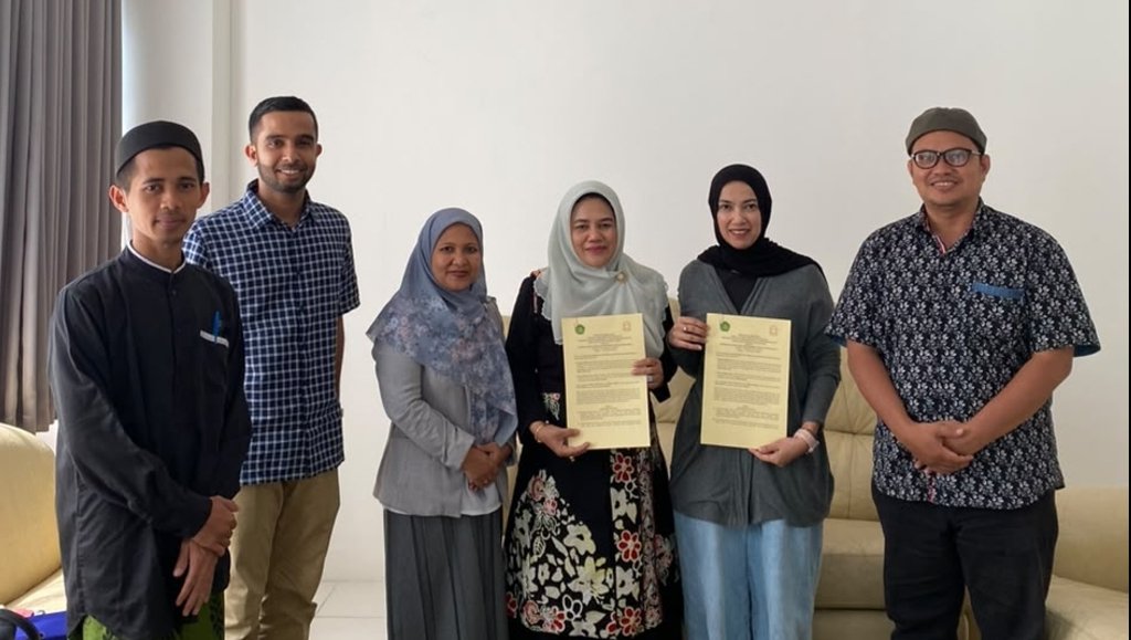 Perwakilan FUSI UIN Maliki Malang menunjukkan dokumen kerja sama usai sesi koordinasi bersama Ketua APMNU, Prof. Dr. Amany Lubis, di kawasan Ciputat, Jakarta.