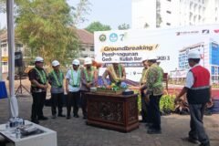 Potong tumpeng penanda dimulainya pembangunan GKB 3 UM.