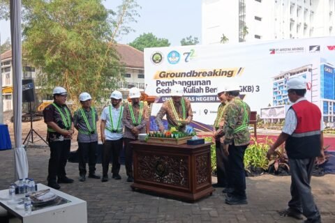 Potong tumpeng penanda dimulainya pembangunan GKB 3 UM.