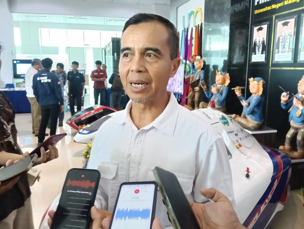Wakil Rektor III UM Prof. Dr. Markus Diantoro, M.Si., saat memberikan keterangan kepada awak media.