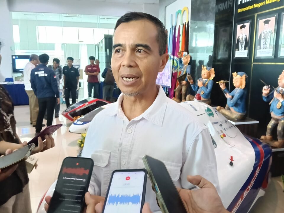 Wakil Rektor III UM Prof. Dr. Markus Diantoro, M.Si., saat memberikan keterangan kepada awak media.