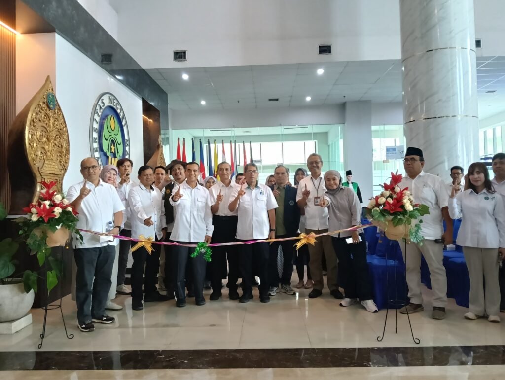 Prosesi pemotongan pita pembukaan Pameran Pendidikan Dies Natalis ke-72 UM.