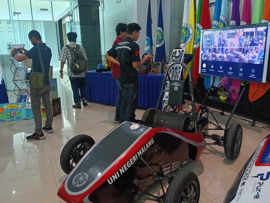 Pengunjung antusias menyaksikan pameran produk riset dan kendaraan inovatif di Graha Rektorat UM.
