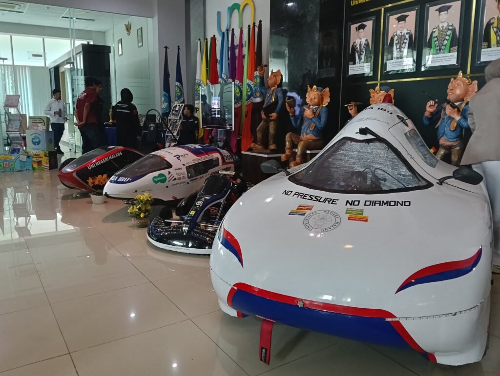 Deretan prototipe kendaraan inovasi karya sivitas akademika UM yang dipamerkan.