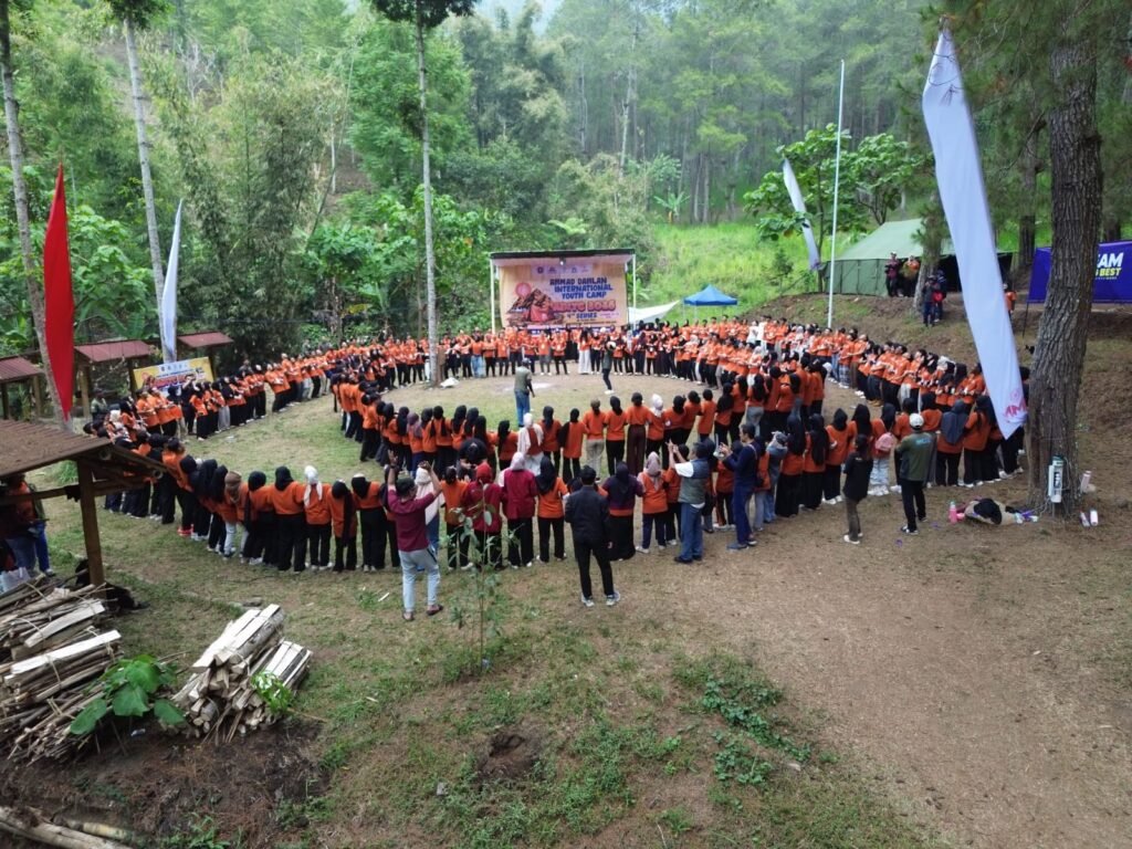 Para peserta ADIYC 2026 membentuk formasi lingkaran besar di kawasan alam Pujon Hill, Kabupaten Malang.