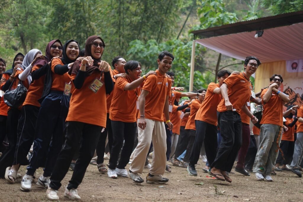 Keceriaan dan kebersamaan peserta saat mengikuti rangkaian permainan edukatif di alam terbuka.