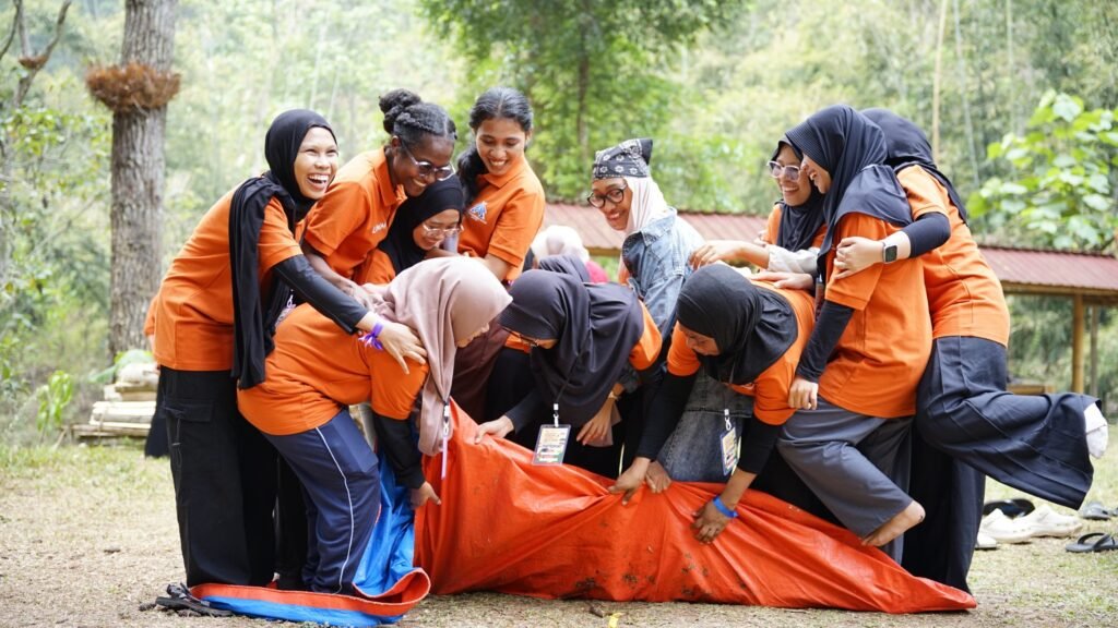 Kekompakan peserta lintas negara saat berpartisipasi dalam kerja kelompok dan tantangan lapangan.