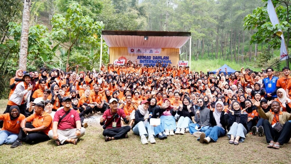 Sesi foto bersama ratusan mahasiswa lokal dan internasional dalam pembukaan ADIYC 2026 di UMM.