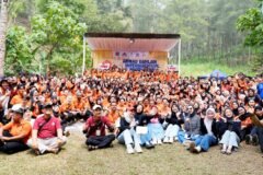 Sesi foto bersama ratusan mahasiswa lokal dan internasional dalam pembukaan ADIYC 2026 di UMM.