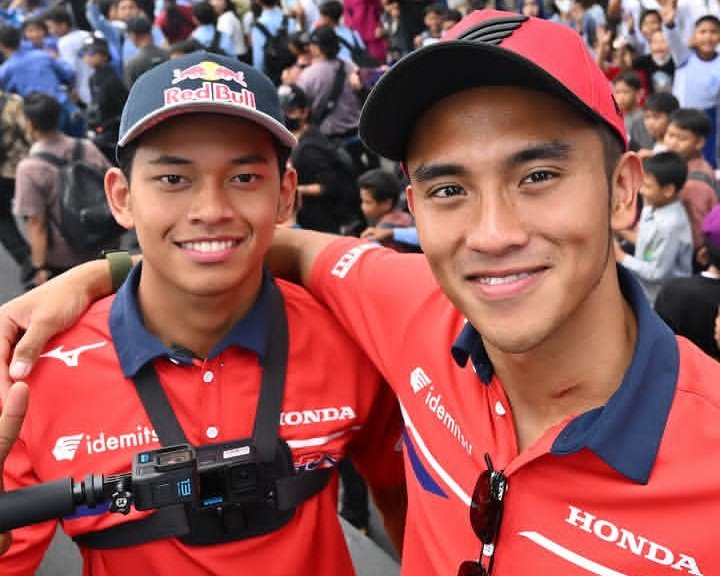 Dua pembalap Indonesia di grand prix 2026, Veda Pratama di Moto3 (kiri) dan Mario Aji di Moto2, bakal balapan di seri kandang, Mandalika./Instagram @motogp