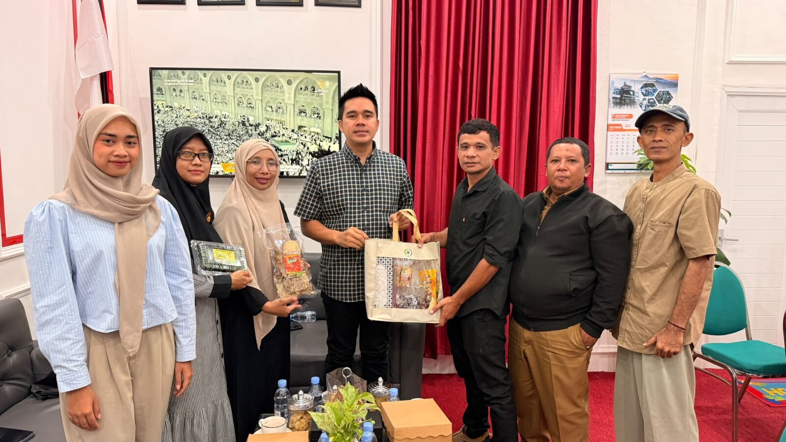 Wakil Ketua DPRD Kabupaten Pasuruan Muhammad Zaini memberikan goody bag berisi aneka produk UMKM Kabupaten Pasuruan kepada Irfan pengusaha tempe desa Parerejo Kecamatan Purwodadi Kabupaten Pasuruan