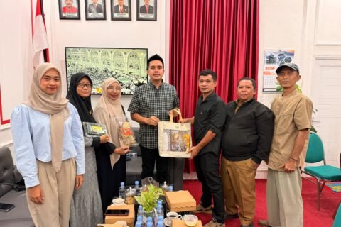 Wakil Ketua DPRD Kabupaten Pasuruan Muhammad Zaini memberikan goody bag berisi aneka produk UMKM Kabupaten Pasuruan kepada Irfan pengusaha tempe desa Parerejo Kecamatan Purwodadi Kabupaten Pasuruan