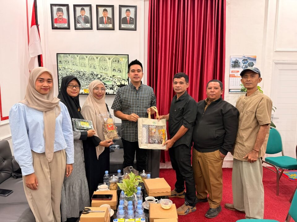 Wakil Ketua DPRD Kabupaten Pasuruan Muhammad Zaini memberikan goody bag berisi aneka produk UMKM Kabupaten Pasuruan kepada Irfan pengusaha tempe desa Parerejo Kecamatan Purwodadi Kabupaten Pasuruan