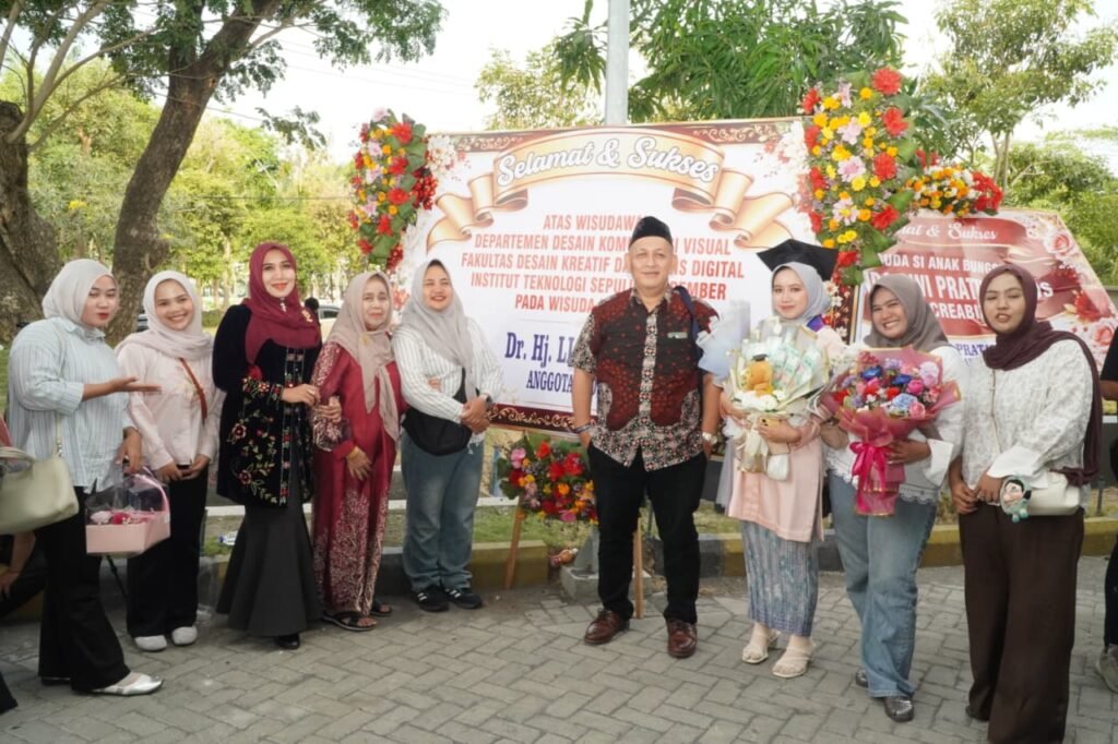 Ning Lia bersama keluarga dan kerabat berfoto bersama wisudawan, keponakan Ning Lia.