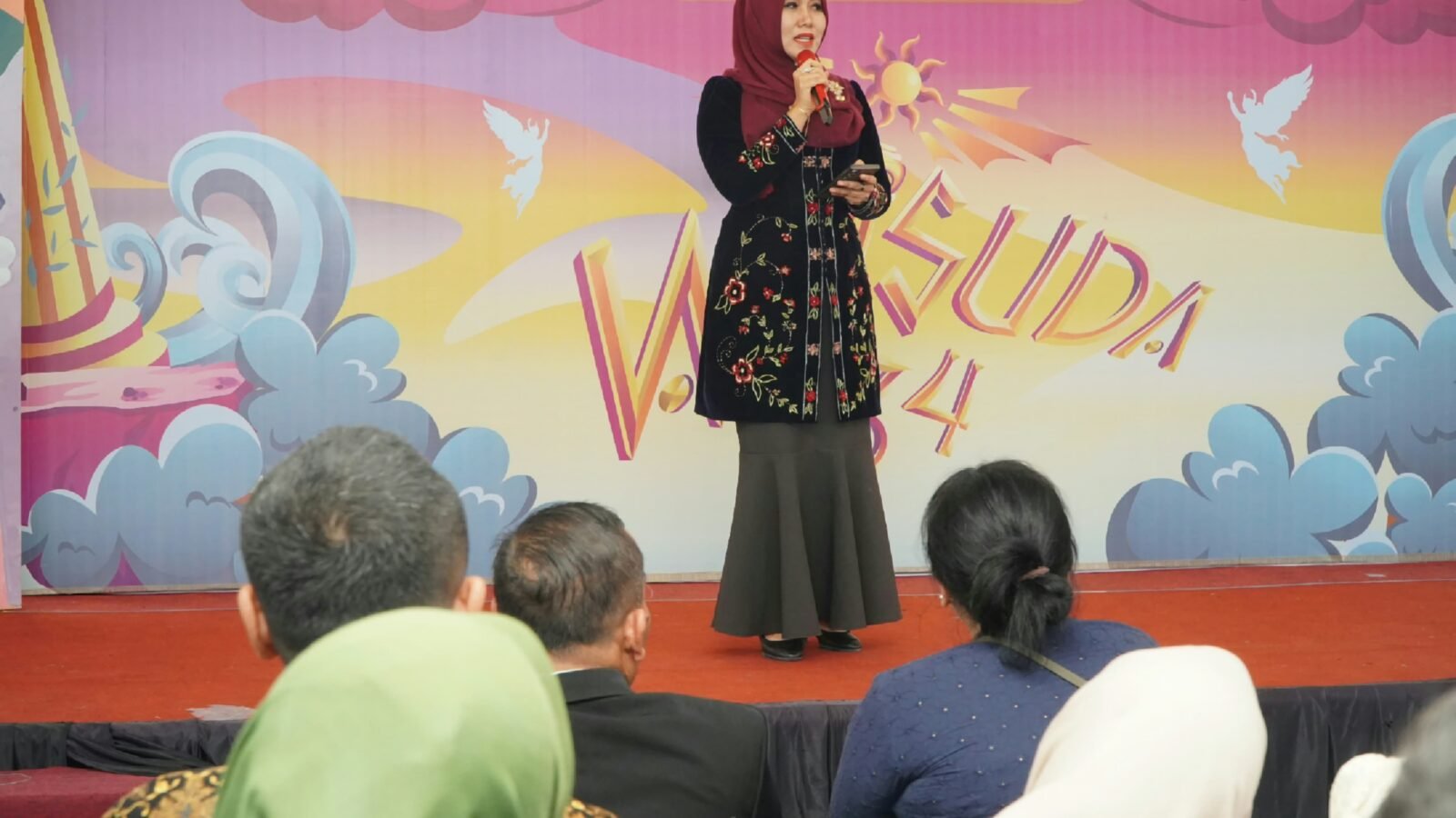 Dr. Lia Istifhama saat menyampaikan sambutan inspiratif di hadapan para wisudawan DKV ITS.