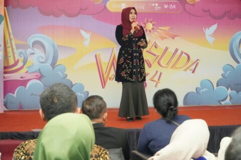 Dr. Lia Istifhama saat menyampaikan sambutan inspiratif di hadapan para wisudawan DKV ITS.