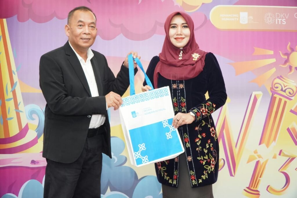 Momen kebersamaan perwakilan keluarga bersama jajaran pengurus DKV ITS.