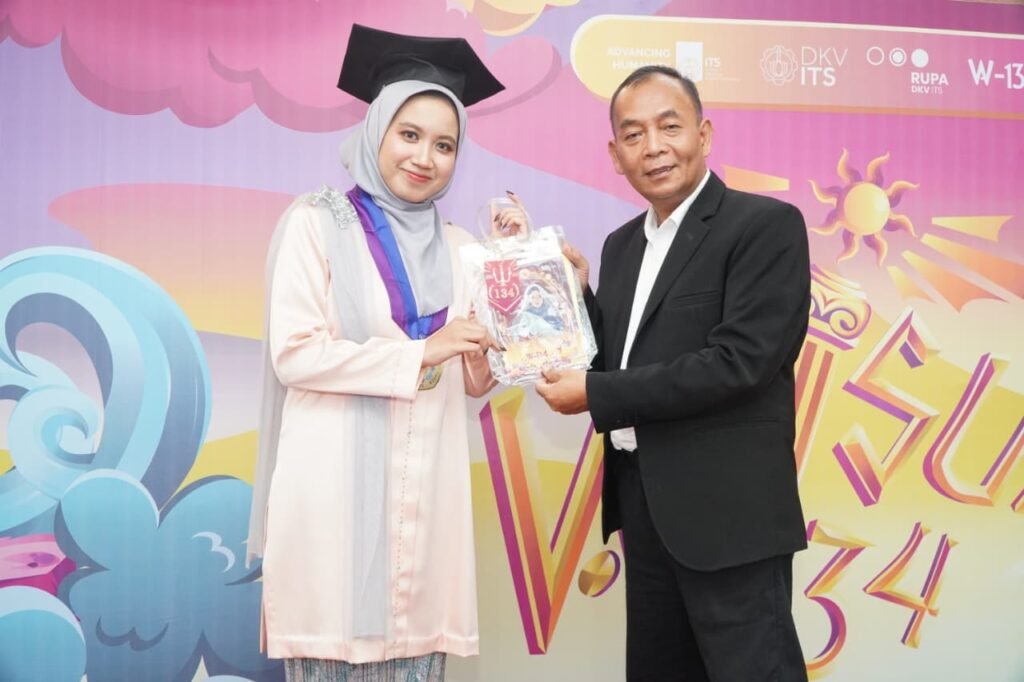 Suasana penyerahan kenang-kenangan dalam prosesi pelepasan wisudawan.