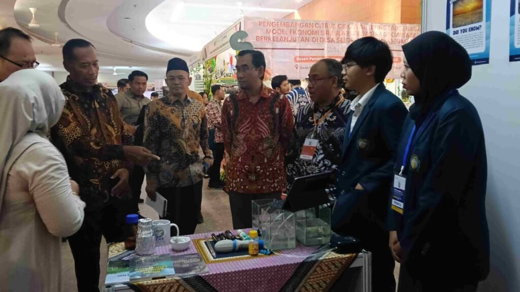 Wamen Dikti Saintek Prof. Fauzan bersama Rektor UB meninjau langsung stand pameran inovasi dan teknologi hasil riset kampus.