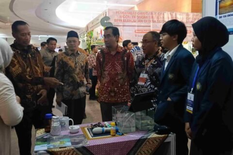 Wamen Dikti Saintek Prof. Fauzan bersama Rektor UB meninjau langsung stand pameran inovasi dan teknologi hasil riset kampus.