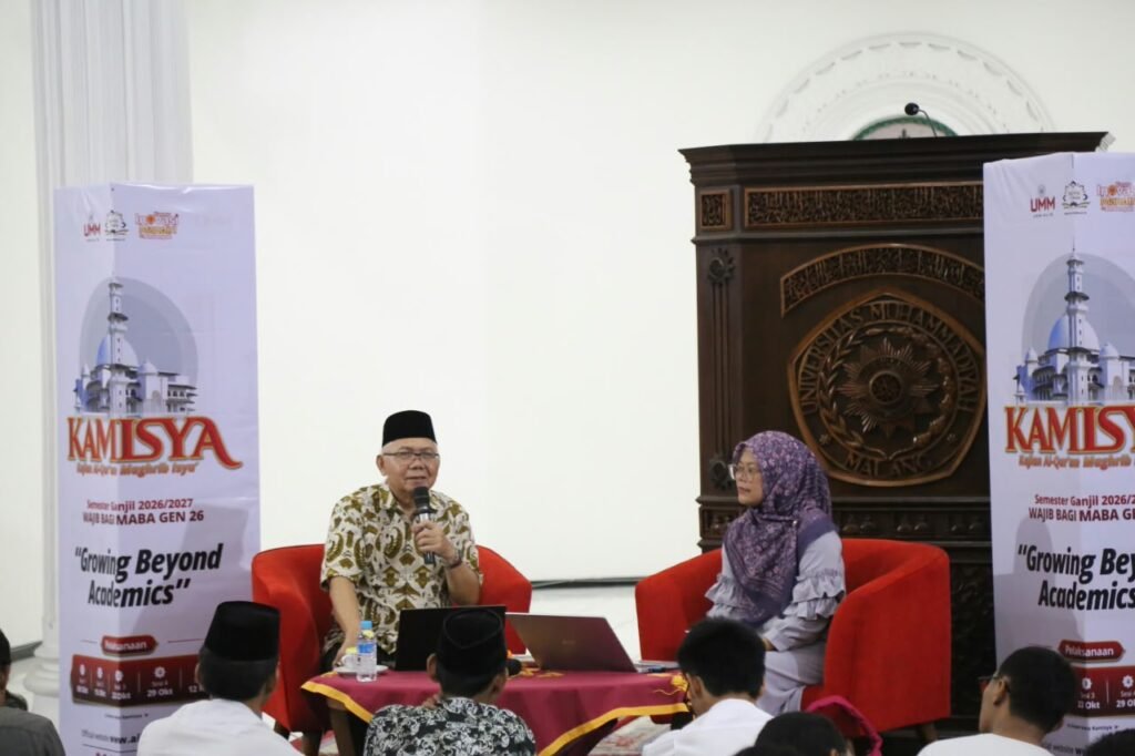Wakil Rektor II UMM Dr. Ahmad Juanda, Ak., M.M., C.A., saat menyampaikan materi cerdas finansial di hadapan mahasiswa dalam kegiatan kajian Kamisya.