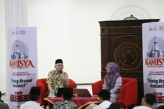Wakil Rektor II UMM Dr. Ahmad Juanda, Ak., M.M., C.A., saat menyampaikan materi cerdas finansial di hadapan mahasiswa dalam kegiatan kajian Kamisya.