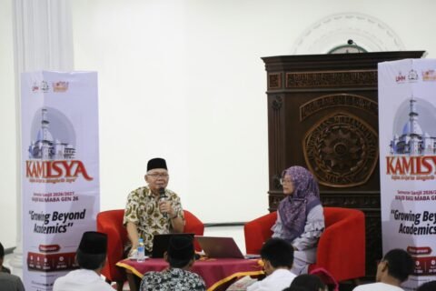 Wakil Rektor II UMM Dr. Ahmad Juanda, Ak., M.M., C.A., saat menyampaikan materi cerdas finansial di hadapan mahasiswa dalam kegiatan kajian Kamisya.