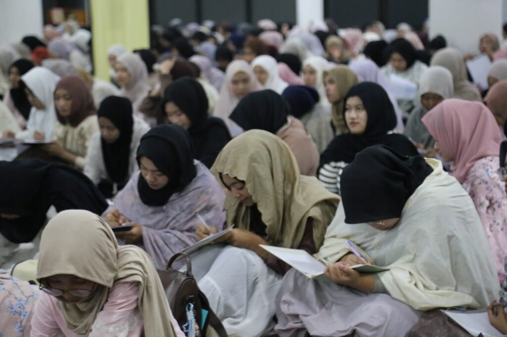 Suasana khidmat para mahasiswa baru UMM Gen 26 saat serius mengikuti rangkaian kajian dan mencatat poin-poin penting materi keuangan.