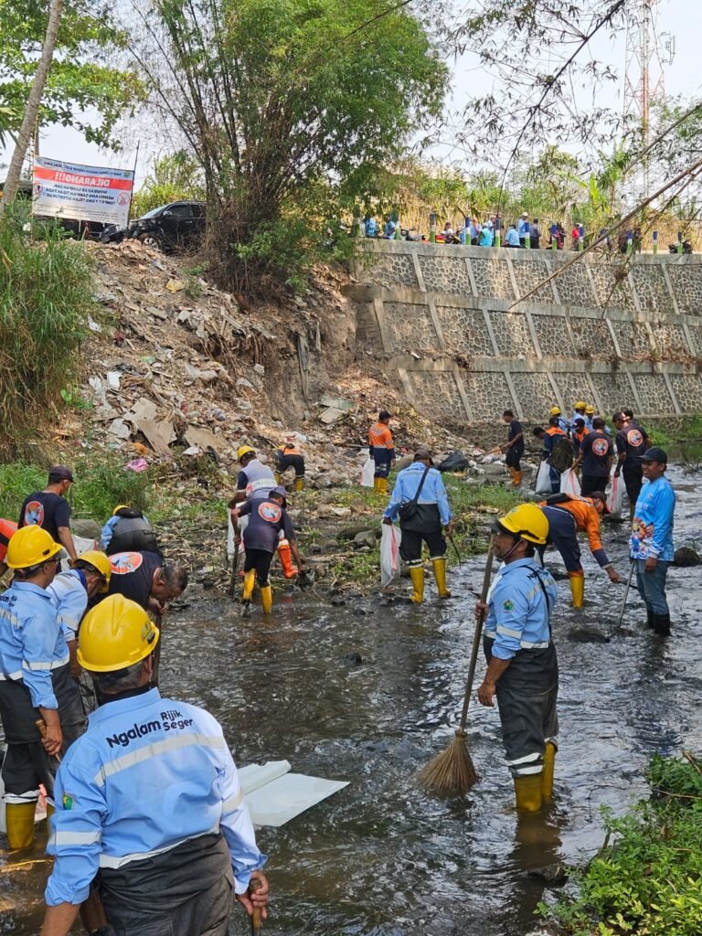 Suasana kegiatan bersih-bersih lingkungan dan sungai dalam rangka memperingati World Cleanup Day (WCD) Tahun 2026 di Kota Malang.
