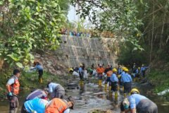 Aksi gotong royong petugas DLH bersama berbagai elemen masyarakat saat membersihkan sampah di aliran Sungai Metro, Kota Malang.