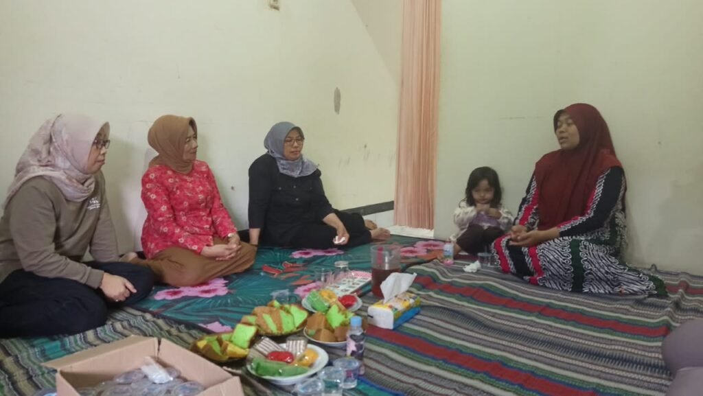 Suasana penuh kekeluargaan dan empati saat jajaran pengurus Kopmen SBW Malang hadir bertakziah ke rumah duka Almarhumah Ibu Sri Partini.