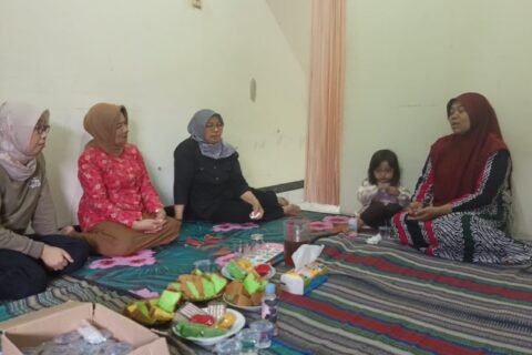 Suasana penuh kekeluargaan dan empati saat jajaran pengurus Kopmen SBW Malang hadir bertakziah ke rumah duka Almarhumah Ibu Sri Partini.