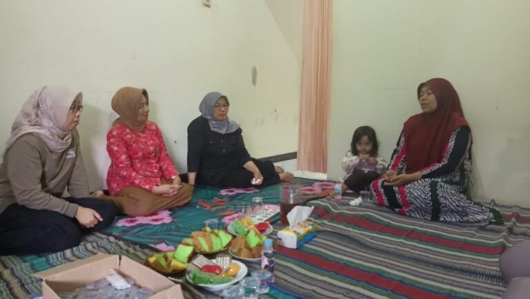Suasana penuh kekeluargaan dan empati saat jajaran pengurus Kopmen SBW Malang hadir bertakziah ke rumah duka Almarhumah Ibu Sri Partini.