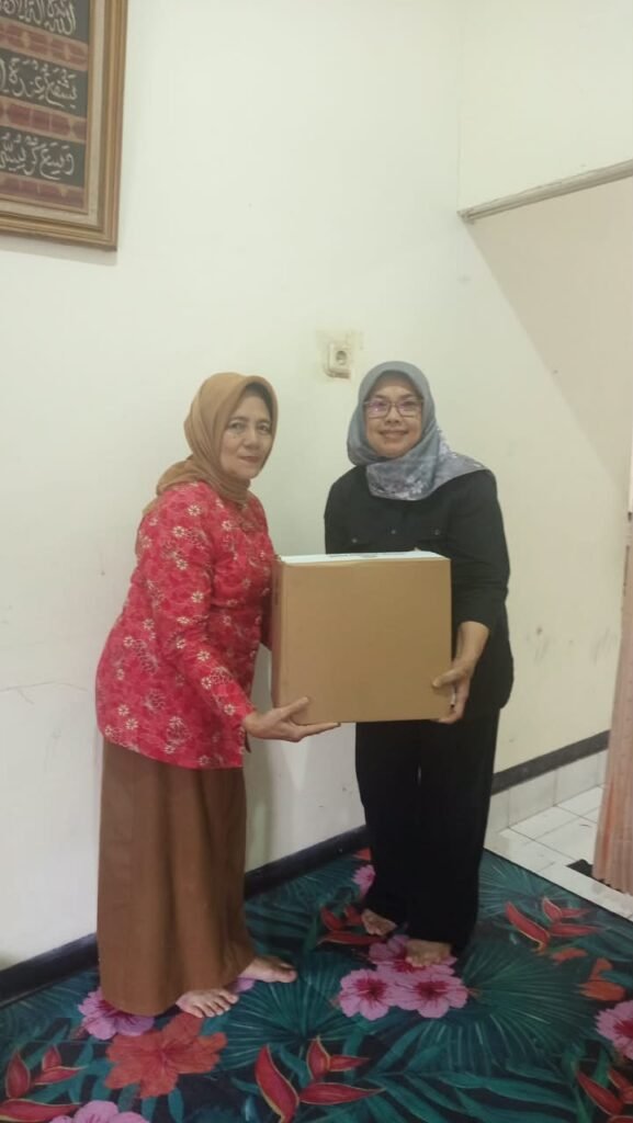 Penyerahan santunan duka cita dan bantuan secara simbolis oleh Bendahara I Kopmen SBW Malang, Ibu Hj. Sudiastuti, kepada pihak keluarga almarhumah sebagai wujud kepedulian nyata koperasi.