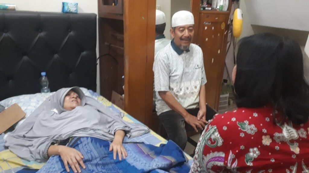 Suasana hangat saat jajaran pengurus memberikan dukungan moral dan doa untuk kesembuhan Nurida.