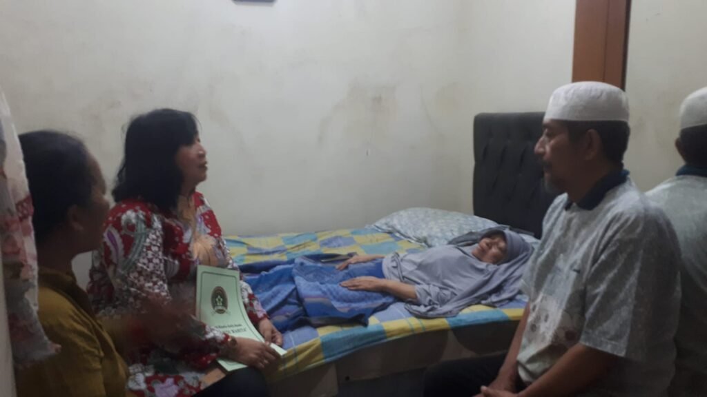 Pengurus Kopmen SBW Malang saat mengunjungi dan menyerahkan bantuan langsung kepada Nurida di kediamannya.